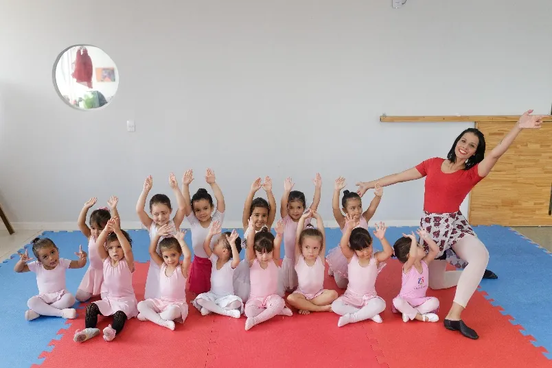 Turma em aula de movimento e dança com a professora
