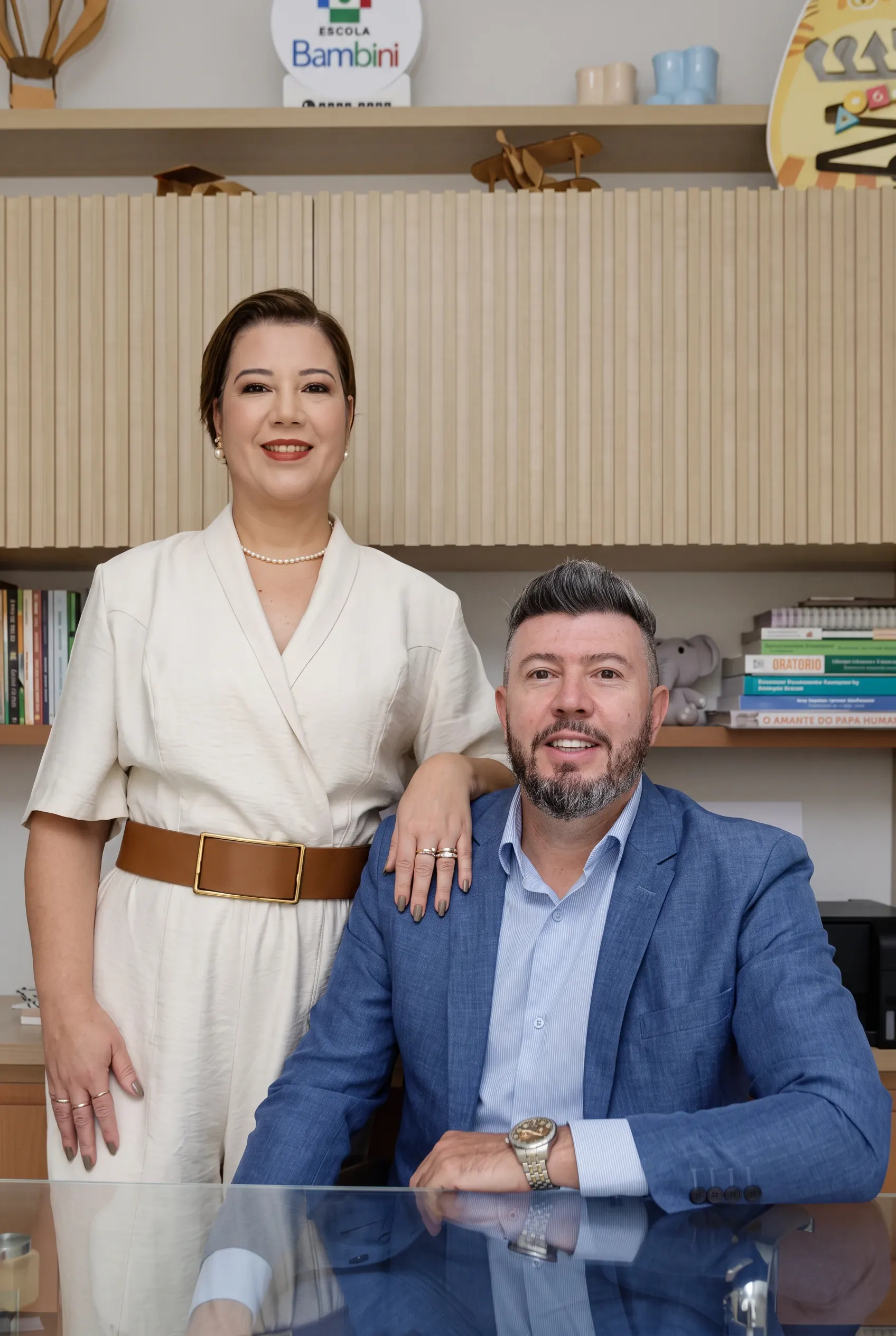 Luana e Márcio, fundadores da Escola Bambini, na sala da direção da escola
